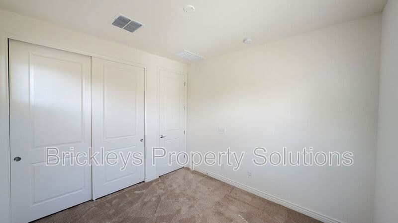 3-bedroom 2.5-bath home at 7042 E Diamond St for $2,900/mo managed by Brickleys Property Solutions East Valley Phoenix — photo 27 of 45