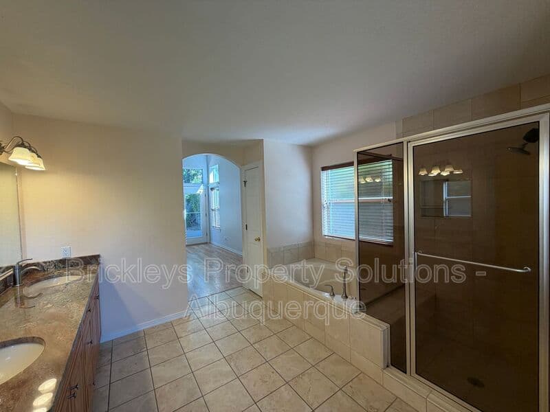 3-bedroom 2.5-bath home at 6517 Glen Oak NE for $2,650/mo managed by Brickleys Property Solutions Albuquerque — photo 25 of 39