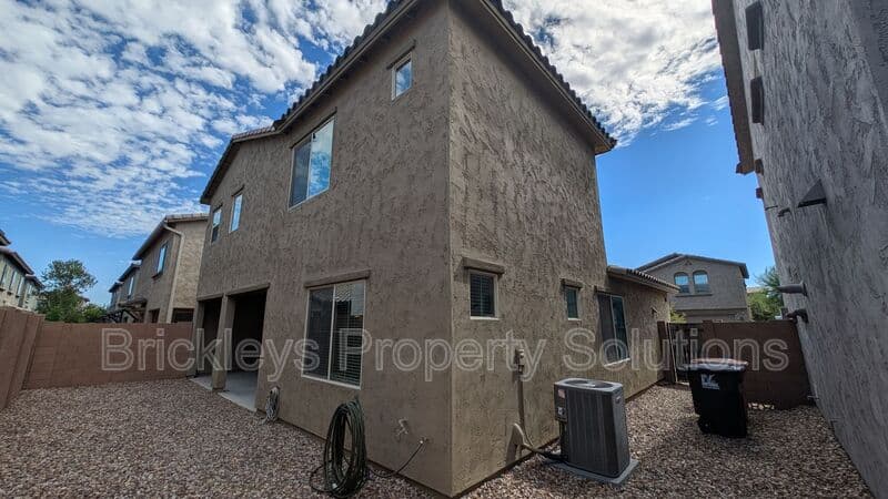 3-bedroom 2.5-bath home at 7042 E Diamond St for $2,900/mo managed by Brickleys Property Solutions East Valley Phoenix — photo 38 of 45