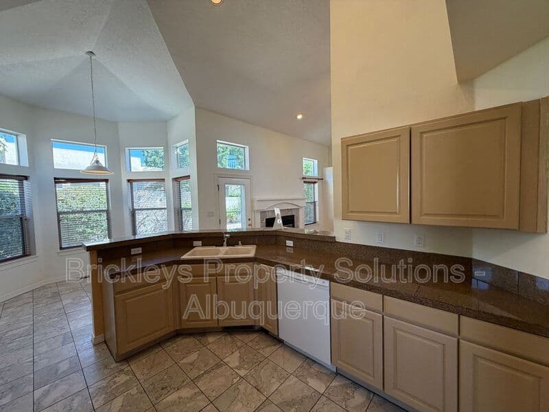 3-bedroom 2.5-bath home at 6517 Glen Oak NE for $2,650/mo managed by Brickleys Property Solutions Albuquerque — photo 31 of 39