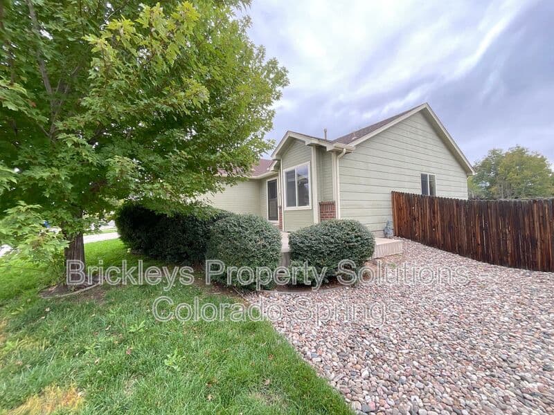 3-bedroom 2-bath home at 4325 Poplar Brook Dr for $2,100/mo managed by Brickleys Property Solutions Colorado Springs — photo 3 of 29