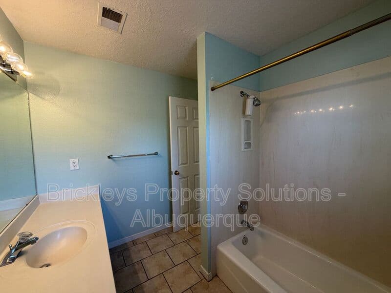 3-bedroom 2.5-bath home at 6517 Glen Oak NE for $2,650/mo managed by Brickleys Property Solutions Albuquerque — photo 13 of 39