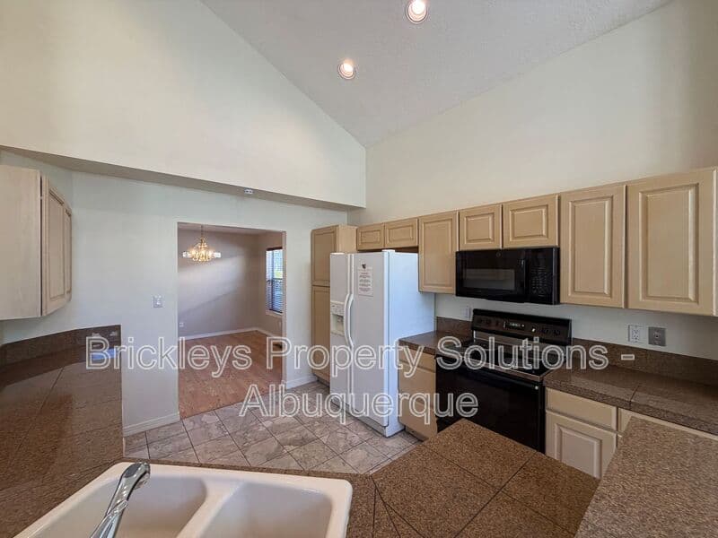 3-bedroom 2.5-bath home at 6517 Glen Oak NE for $2,650/mo managed by Brickleys Property Solutions Albuquerque — photo 30 of 39
